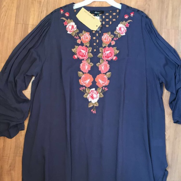 SALE NWT Plus Size Embroidered Tunic - Picture 2 of 3